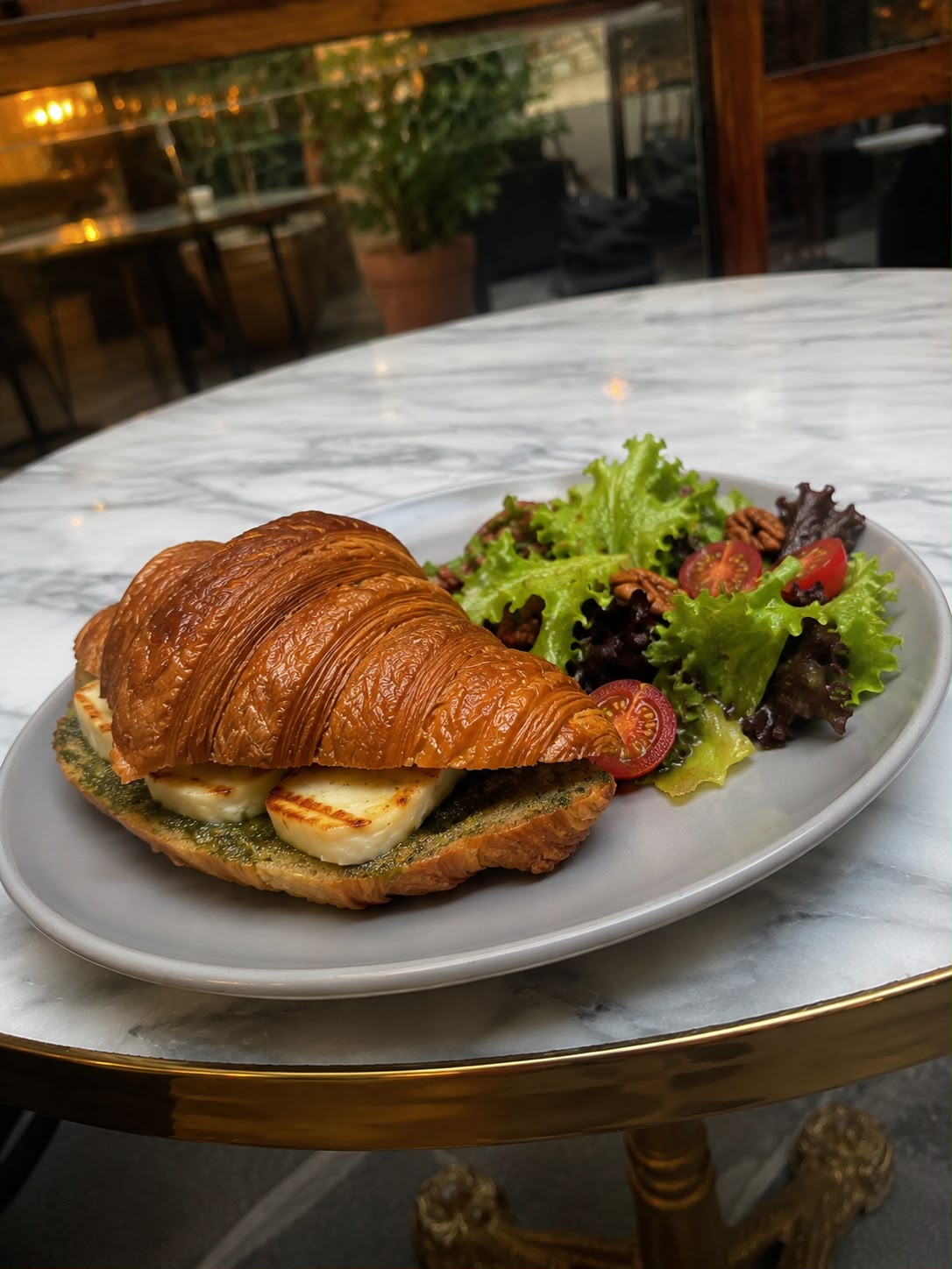 Croissant Verde al pesto con queso panela