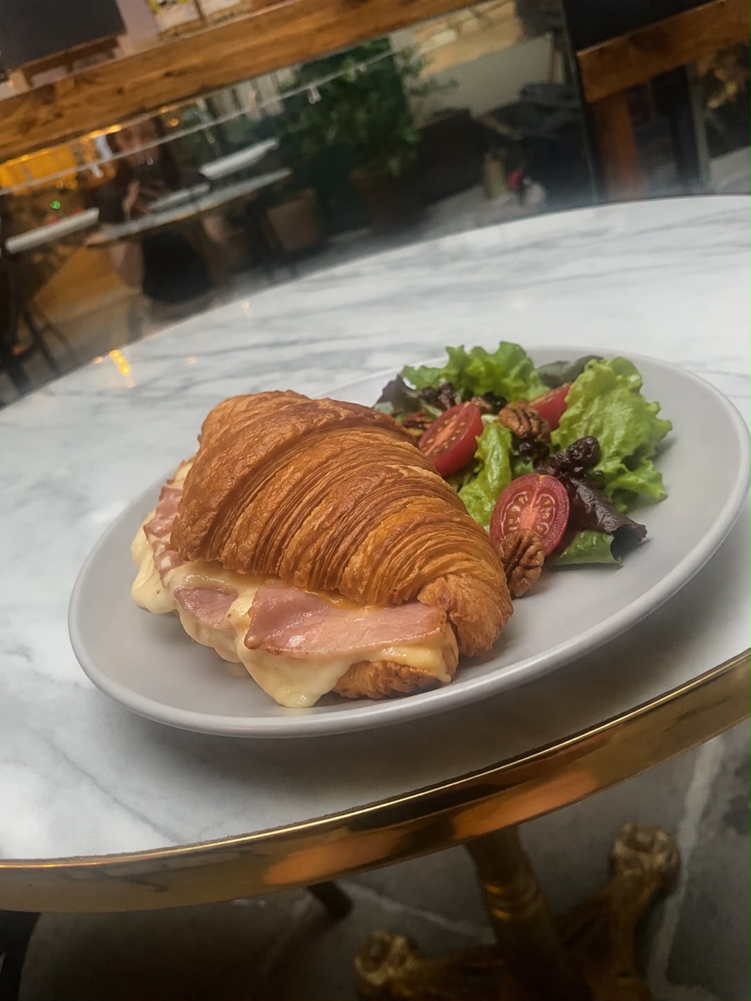 Croissant Poblano con jamón y queso gratinado